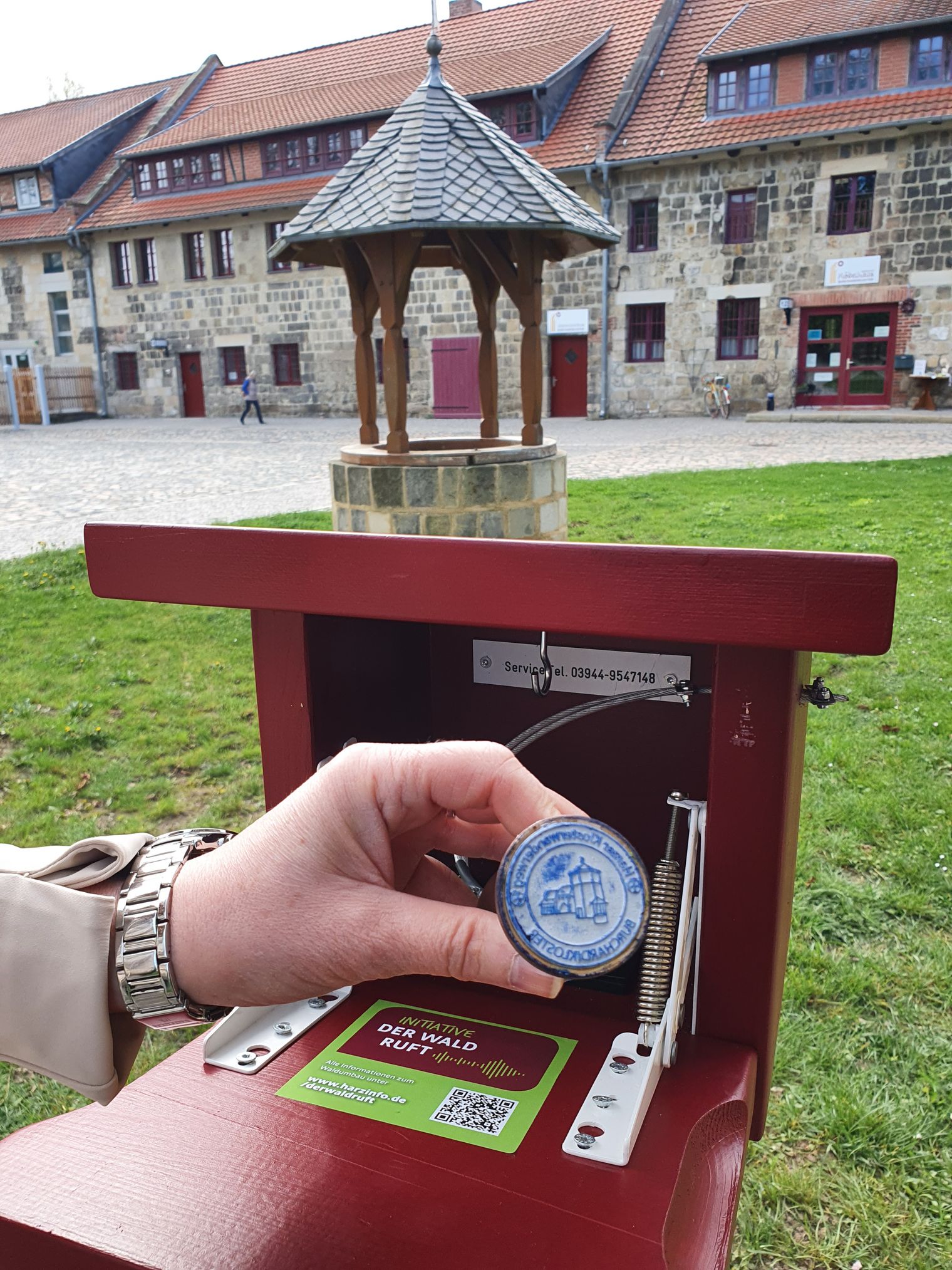 Die Stempelkästen der Harzer Wandernadel sind nur am Harzer Klosterwanderweg rot; sonst sind sie grün.