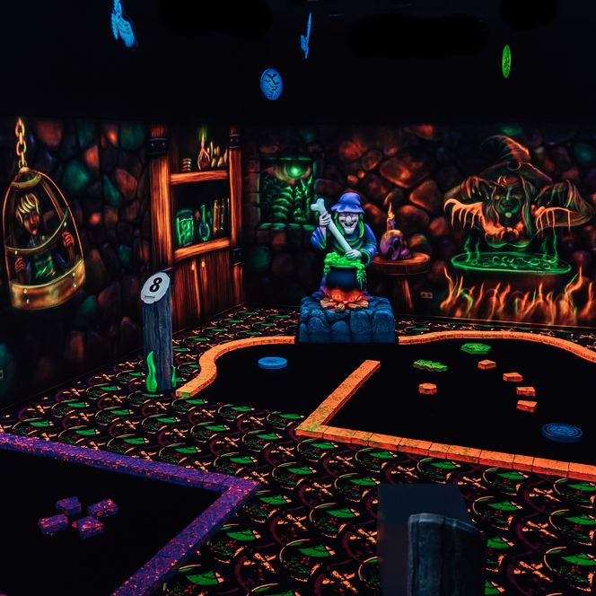 Glowgolfbahn im Innenraum Glowgolf Harz