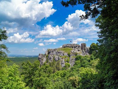 Das Bild zeigt die Burgruine Regenstein von weitem.