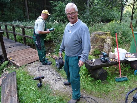 Klaus Petersen, Hauptwegewart des Harzklubs bei Arbeiten an den Wanderwegen