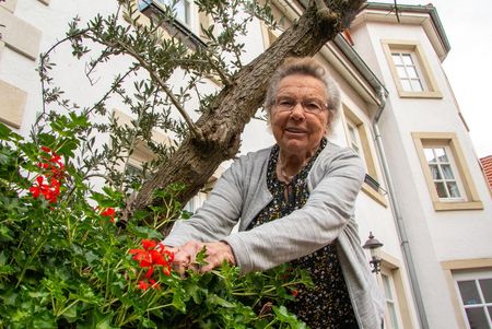 Landhaus Schulze Herzberg - Käthe Neukirch pflegt auch die Blumenkästen 