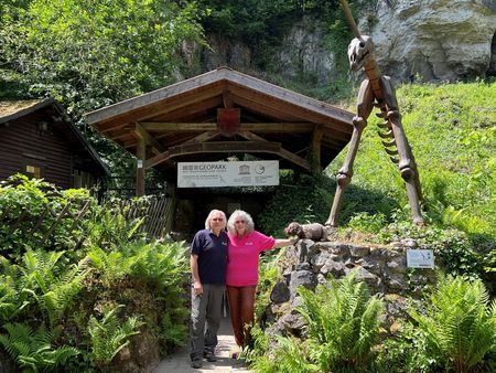 Andrea und Dr. Ralf Nielbock vor der Einhornhöhle