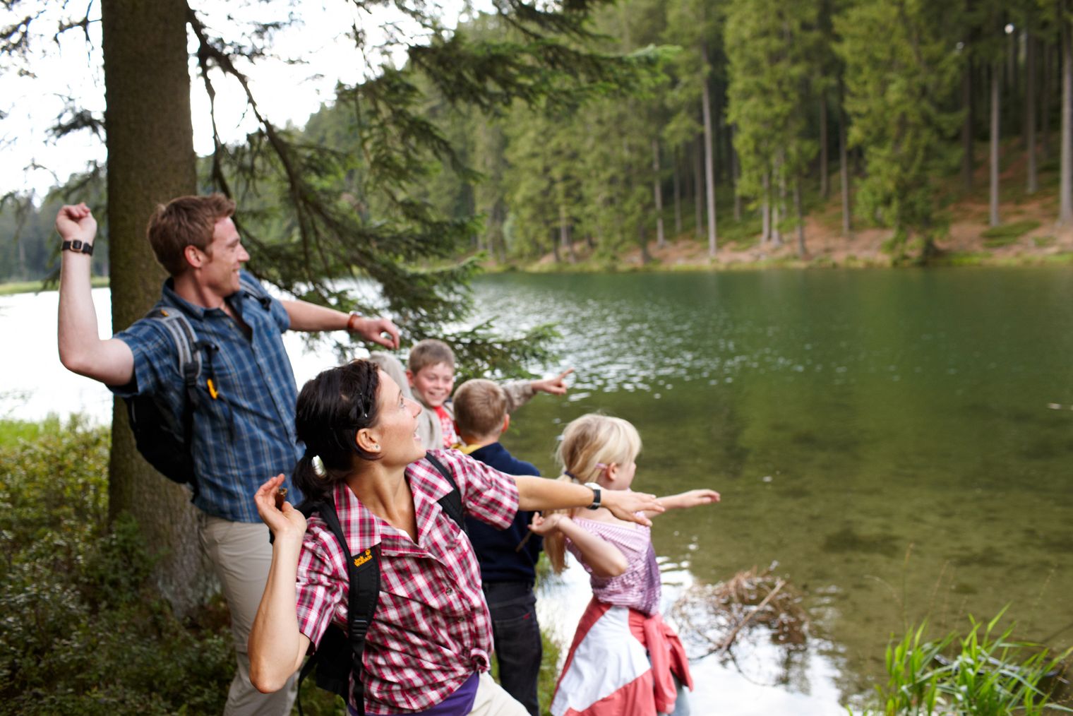 Familie hat Spaß beim Wandern um die Buntenbocker Teiche.