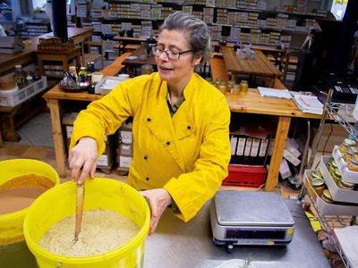 Senfmanufaktur Quedlinburg - Simone Seiboth mischt die Senfzutaten