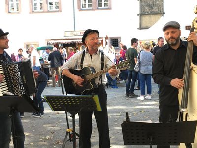 Musikanten spielen auf dem Typisch Harz-Markt