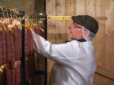 Koithahns Harzer Landwurstspezialitäten - Karl-Heinz Koithahn prüft Dauerwurst in der Lehmkammer