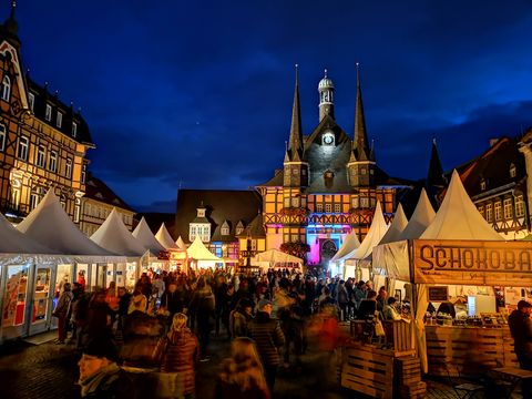 Abendlicher chocolART-Markt vor dem beleuchteten Rathaus in Wernigerode.
