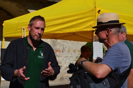 Thorsten Schmidt (rechts) im Gespräch auf dem Typisch Harz-Markt Harzgerode