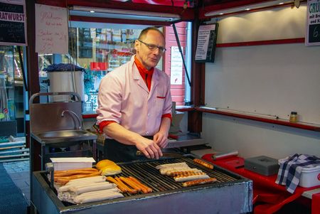 Fleischerei Eggers Osterode - Am Würstchen-Grill vor dem Laden