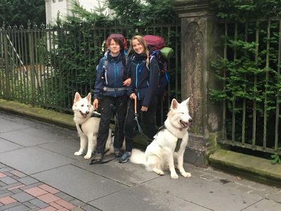 Zwei Wanderinnen und zwei Wanderhunde am Start.