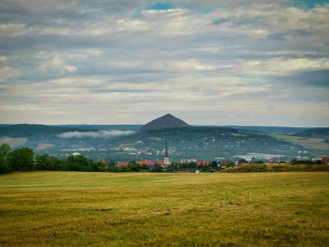 Weite Landschaft mit Blick auf Sangerhausen und die markante Abraumhalde im morgendlichen Dunst.