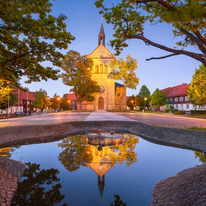 Hasselfelde Kirkeplads om aftenen