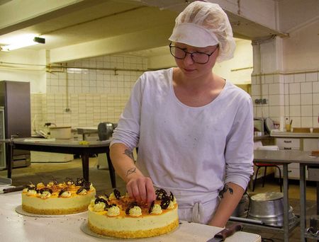 Typisch Harz – Friwi Stolberg | Lilly Ann Müller in der Konditorei