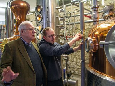 Fallstein Destillerie Manufaktur - Hans-Günter Demmel und Andreas Kascha an der Brennblase