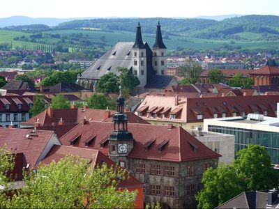 Das Bild zeigt eine Stadtansicht von Nordhausen mit Dom und Rathaus.