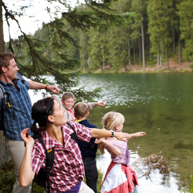 Familie hat Spaß beim Wandern um die Buntenbocker Teiche.