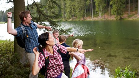 Familie hat Spaß beim Wandern um die Buntenbocker Teiche.