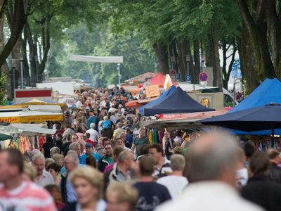 Das Bild zeigt den Bergbauernmarkt mit Menschen. 