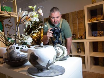 Harz Keramik - Christian Zineker nimmt ein Foto für den web-shop auf