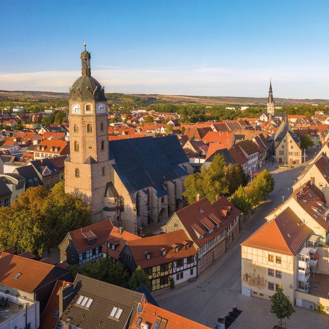 Jacobikirche mit Markt in Sangerhausen.jpg