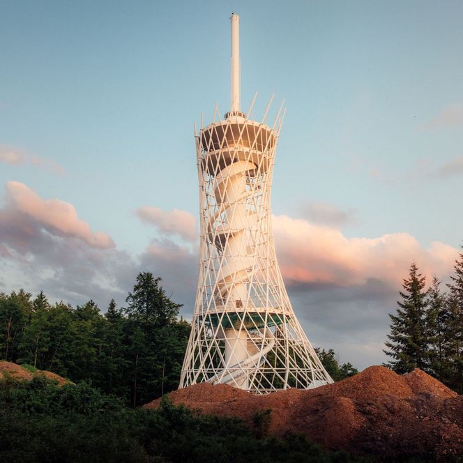 Der HEX-Aussichtsturm mit spiralförmiger Struktur steht in Ellrich vor kontrastreichem Himmel im Südharz.