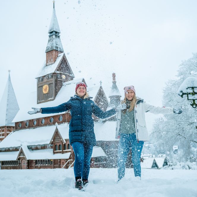 Die hölzerne Stabkirche in Hahnenklee im Winter