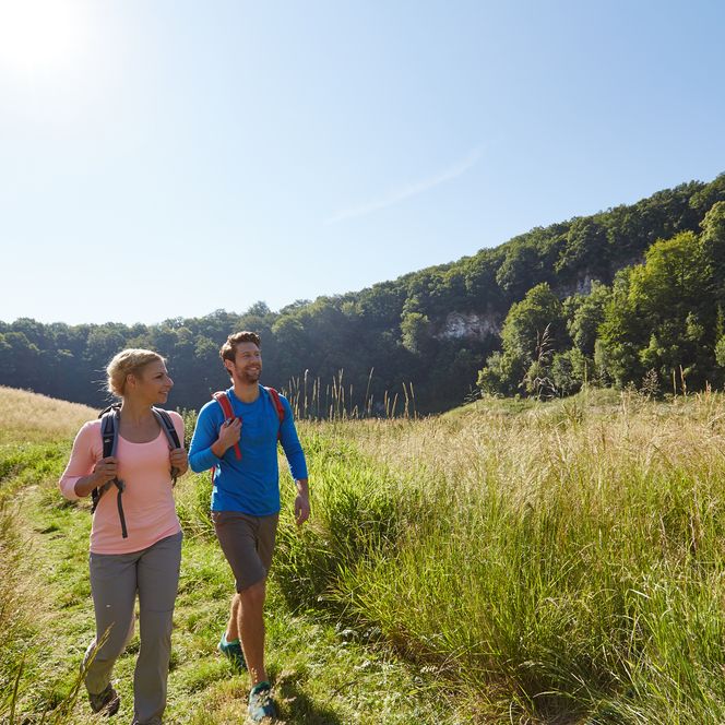 Wanderer genießen die liebliche Landschaft in der Karstlandschaft Südharz.