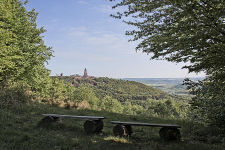 Kyffhäuserwanderweg mit Blick zum Kyffhäuser-Denkmal