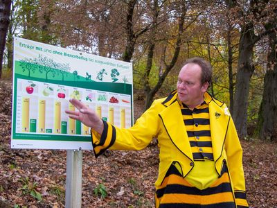  Imkerei Illers Wieda - Henning Illers erlaeutert den Nutzen der Bienen 