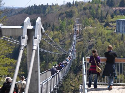 Vor der Hängebrücke TitanRT