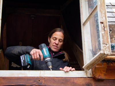 Harzer Fichteln Quedlinburg - Juliane Jüttner bei Reparaturarbeiten an einer Weihnachtsmarkt-Hütte 