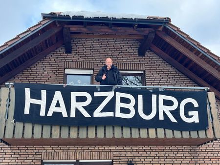Björn Oesterfeld mit der HARZBURG-Fahne