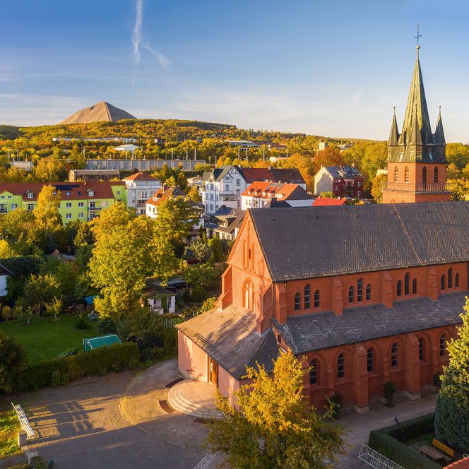Herz-Jesu-Kirche Sangerhausen - Blick zur Halde Hohe Linde.jpg