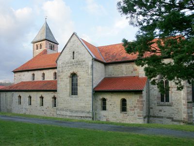 Das Bild zeigt die Klosterkirche Clus von außen. 