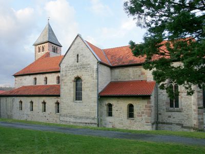 Das Bild zeigt die Klosterkirche Clus von außen. 
