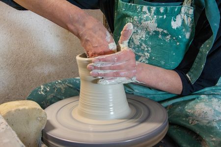 Harz Keramik - Die Wandung einer Vase wird modelliert