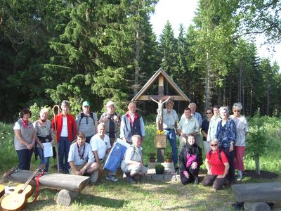 Pilgergruppe Via Romea am Wegekreuz in Hasselfelde