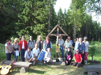 Pilgergruppe Via Romea am Wegekreuz in Hasselfelde