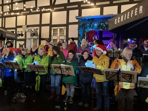 Weihnachtskonzert des Pop Chor´n Goslar auf dem Weihnachtsmarkt Goslar